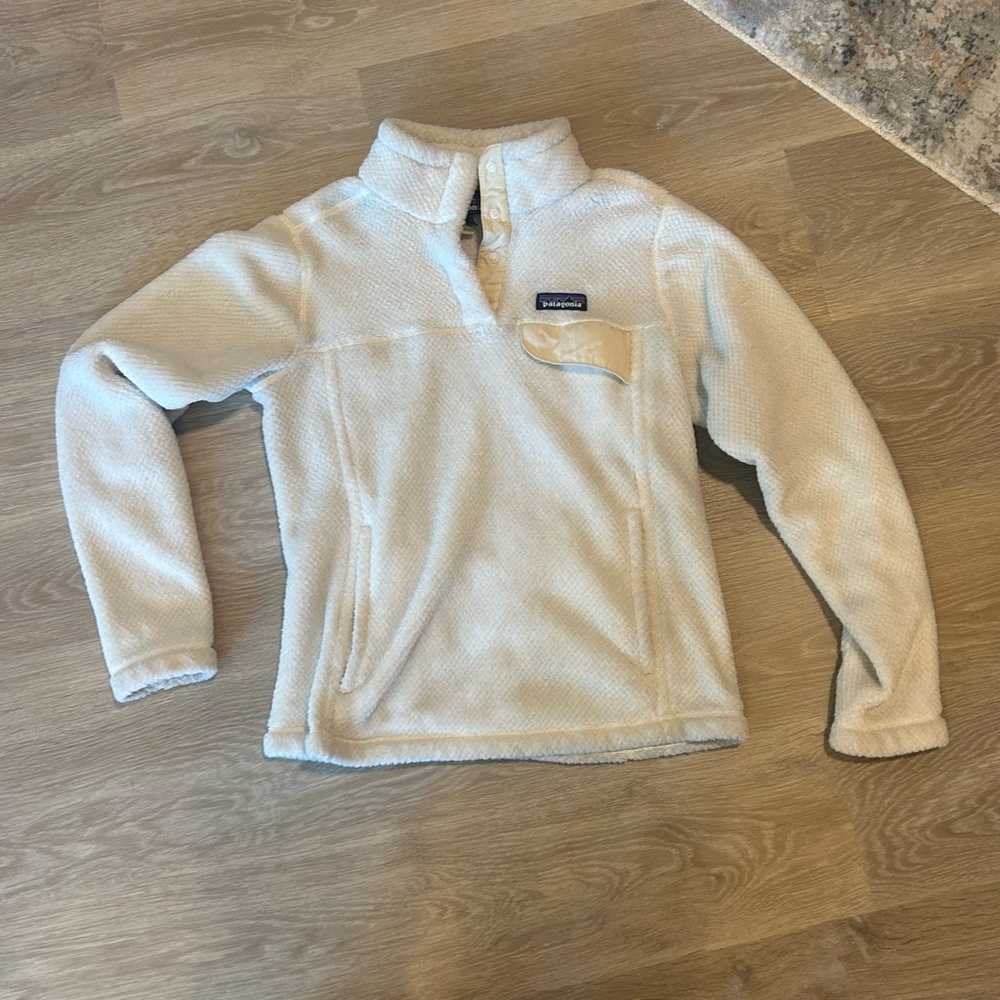 Patagonia White with cream accents Pullover Sweatshirt Women’s Size Small